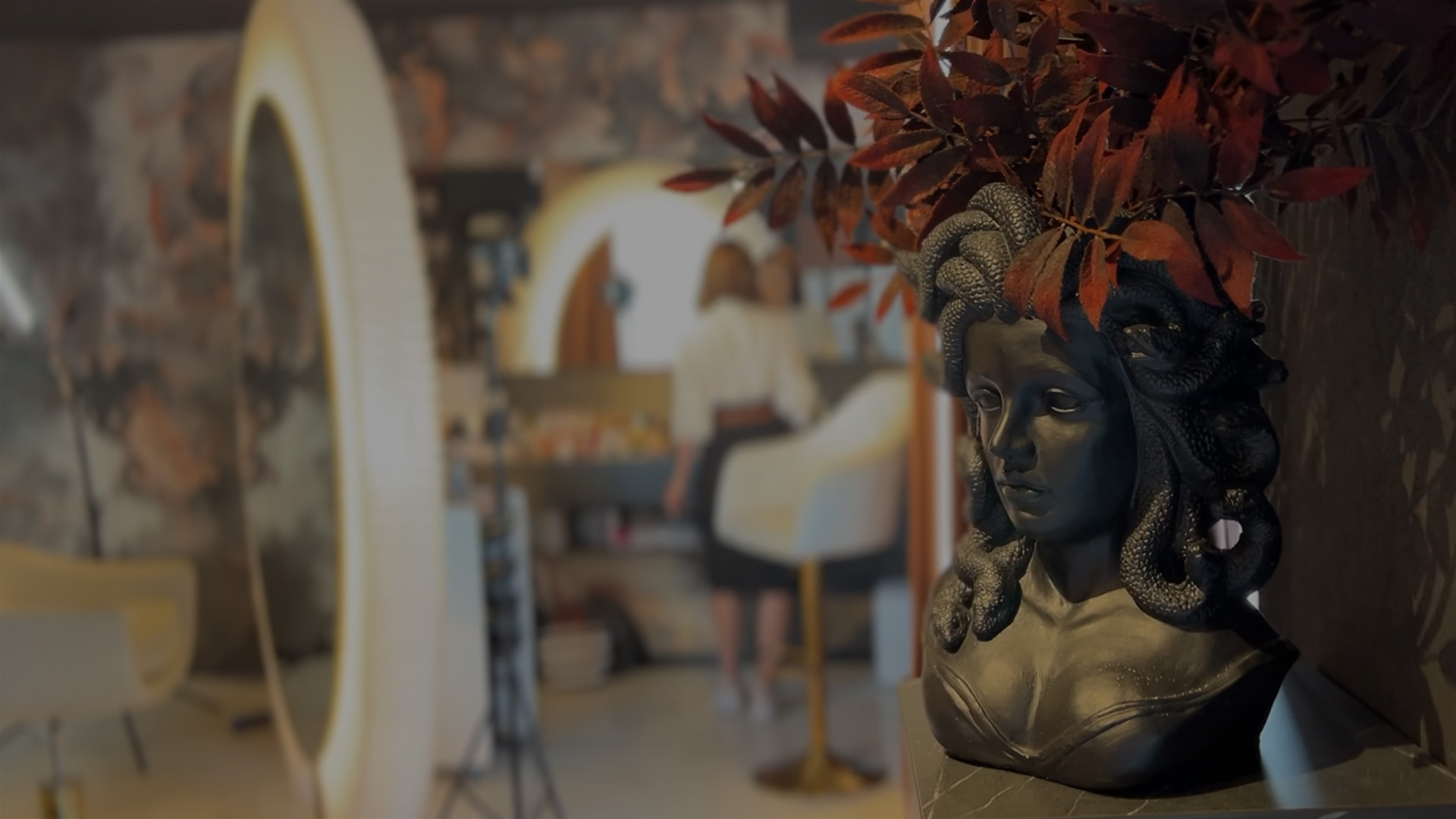 Interiorul salonului Noir by Fadileh — oglinzi ovale iluminate, Constanța