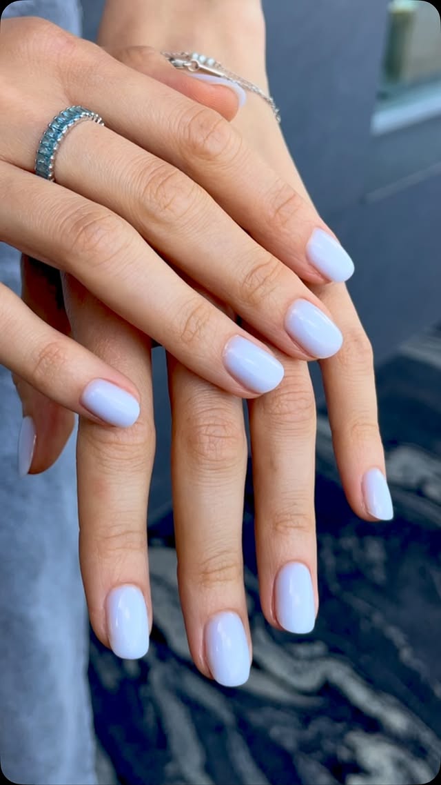 Manichiură baby blue