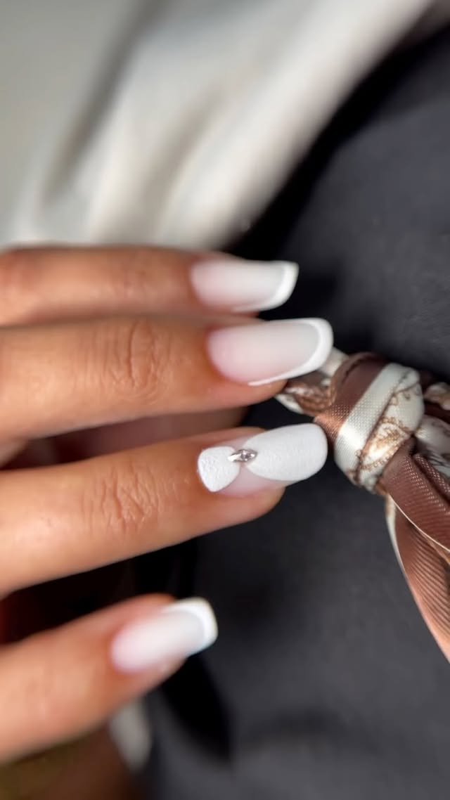 Nail art cu cristale